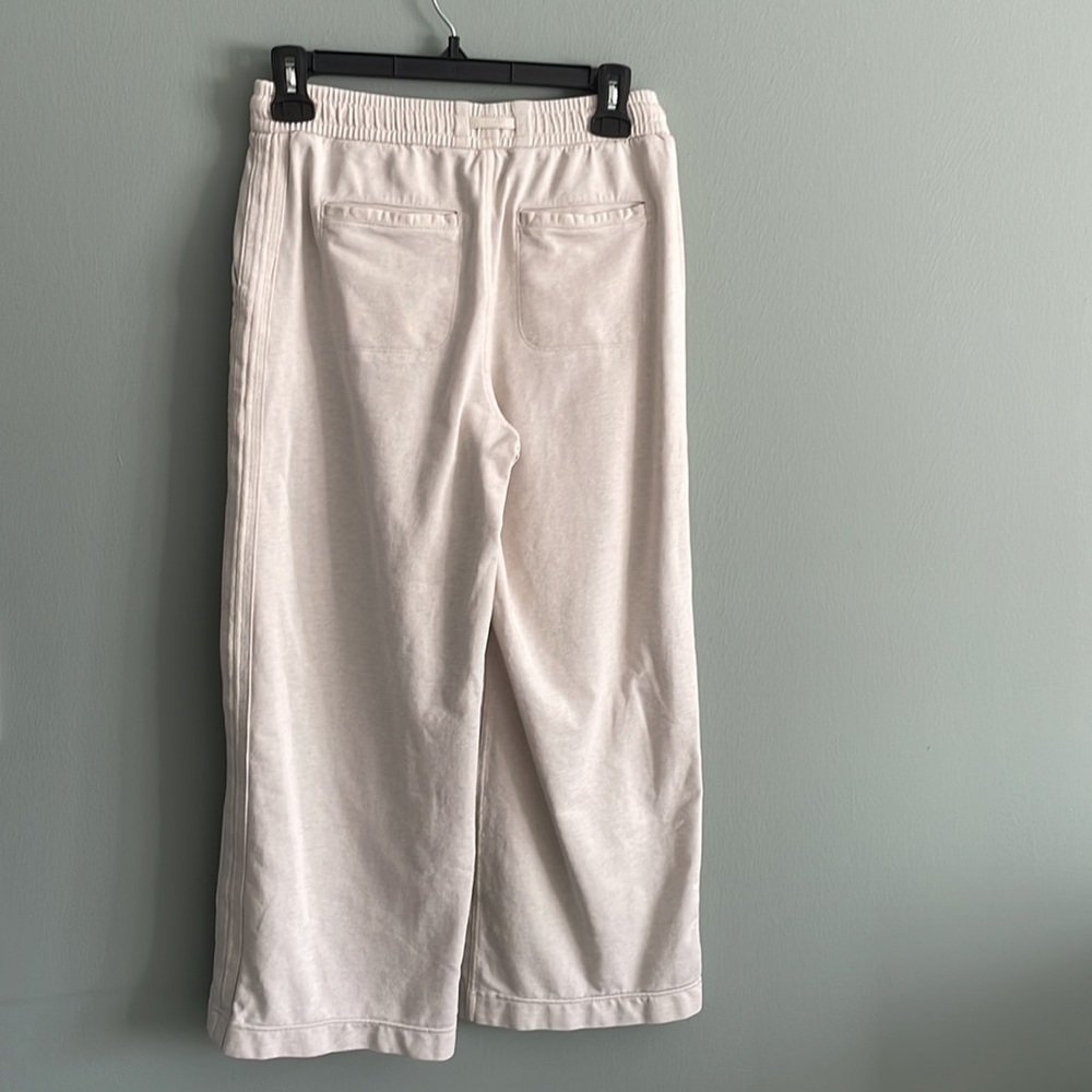 Athleta Farallon wide crop. Size 0. Heathered oatmeal is color. Pockets galore! - Picture 2 of 5